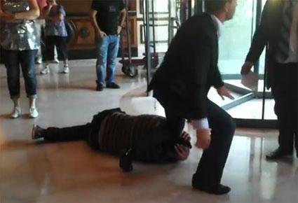 مرافق ليدي غاغا يعتدي على معجب ويطيحه أرضاً